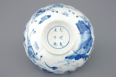 Un bol en porcelaine de Chine bleu et blanc &agrave; d&eacute;cor de cavaliers, Kangxi